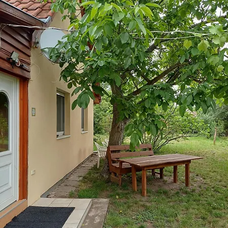 Peaceful Cottage, Close To Nature, Town And Bus 木屋 Székesfehérvár
